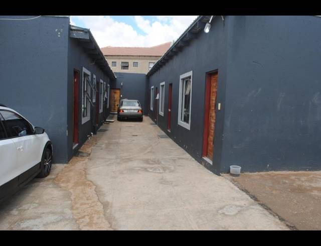 8 BEDROOM HOUSE FOR SALE IN DOBSONVILLE EXT 3